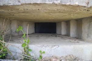 Ligne Maginot - BETTLACH NORD 2 - (Blockhaus pour canon) - Vue du créneau de tir. Attention propriété privée demander l'accord du propriétaire.