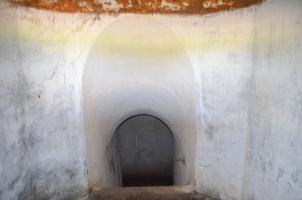Ligne Maginot - BETTLACH NORD 2 - (Blockhaus pour canon) - Vue intérieur depuis le créneau de tir. l'entrée est toujours bloquée. Attention propriété privée demander l'accord du propriétaire.