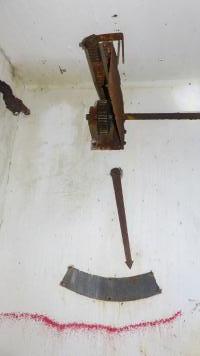 Ligne Maginot - LE CHESNOIS - CHENOIS - (Ouvrage d'artillerie) - Entrée mixte
En partie haute, les verrous de la position fermée.
en partie basse, l'indicateur de position de la porte