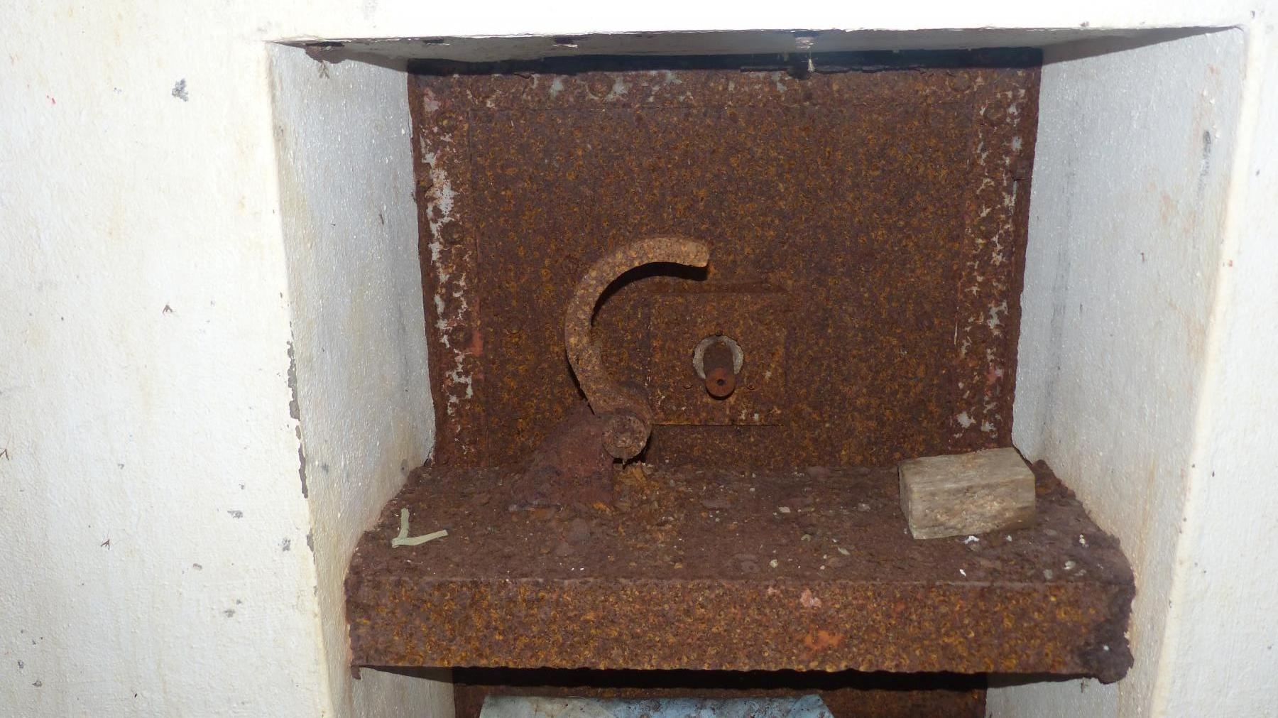 Ligne Maginot - LE CHESNOIS - CHENOIS - (Ouvrage d'artillerie) - Entrée mixte
Le système à cliquet permettant de redescendre la porte
