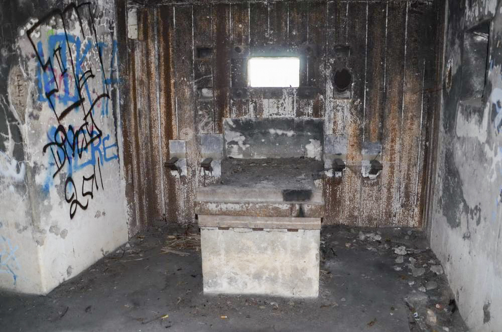 Ligne Maginot - 85 - HASELBERG - (Casemate d'infanterie - double) - Chambre de tir mitrailleuse ouest dirigée sur la casemate 86 Aschenbach.