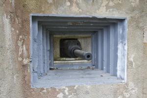 Ligne Maginot - SIMSERHOF - (Ouvrage d'artillerie) - Entrée munitions
Gros plan du créneau avec le canon AC47 en position