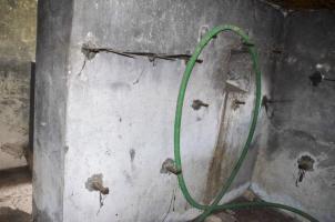 Ligne Maginot - LINSDORF SUD - (Blockhaus pour canon) - Mur de séparation du couloir et des chambres de tir, avec créneau pour la protection rapprochée. A gauche on distingue l'emplacement de l'armement individuel. Le blockhaus avait deux râteliers, pour 4 armes chacun, dans la chambre de tir mitrailleuse