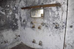 Ligne Maginot - LINSDORF SUD - (Blockhaus pour canon) - Créneau de tir mitrailleuse avec les attaches du support de l’affût de mitrailleuse et de la trémie.