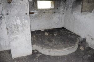 Ligne Maginot - LINSDORF SUD - (Blockhaus pour canon) - Les deux chambres de tir n'en font qu'une.
Elle sont juste séparées par une avancée de 70cm de large et profond de 135cm coté CT canon et 50cm coté CT mitrailleuse.
