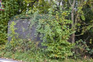 Ligne Maginot - MITTLERE AU OUEST - (Blockhaus pour arme infanterie) - Façade coté route avec son créneau et l'entrée visible au fond