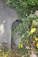 Ligne Maginot - MITTLERE AU OUEST - (Blockhaus pour arme infanterie) - Entrée du blockhaus.
Il semble que cet blockhaus n'a jamais eu de porte. Aucune charnière ni emplacement de celle-ci son visible.
