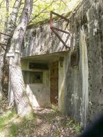 Ligne Maginot - BIESENBERG SOMMITALE - (Casemate d'infanterie - Simple) - L'entrée de la casemate
Noter les grilles de ventilation et le boitier de raccordement pour lignes téléphoniques de campagne
