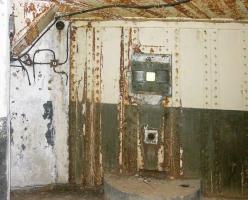Ligne Maginot - BIESENBERG SOMMITALE - (Casemate d'infanterie - Simple) - Créneau pour fusil mitrailleur
Noter le marchepied bétonné