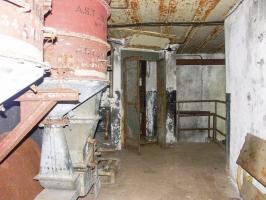 Ligne Maginot - BIESENBERG SOMMITALE - (Casemate d'infanterie - Simple) - Les filtres et la ventilation
Au fond se trouve l'escalier donnant accés à l'étage inférieur et l'accés à la cloche mitrailleuse