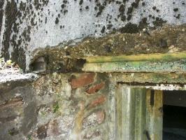 Ligne Maginot - BIESENBERG - (Casemate d'artillerie) - Détail du créneau de gauche
Noter l'utilisation de rails de chemin de fer et la modification du créneau qui a vraisemblablement été rogné en partie supérieure