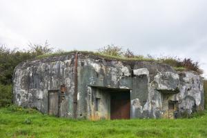 Ligne Maginot - MY2 - VILLY EST - (Casemate d'artillerie) - Vue de la casemate coté entrées du personnel, à gauche, et de la pièce à droite