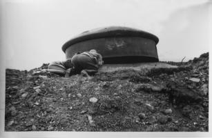 Ligne Maginot - LA FERTE - (Ouvrage d'infanterie) - Bloc 2
Soldats allemands autour de la tourelle pour deux armes mixtes basculée.
La photo est datée de 1941 et a servi pour un numéro sur les combats de la ligne Maginot du magazine 'SIGNAL' (le magazine de la Wehrmacht)