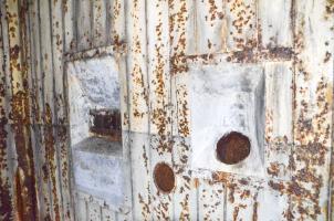 Ligne Maginot - 113 - OLTINGUE - (Casemate d'artillerie) - Local technique. Créneau de tir FM, et goulotte à grenades protégeant le coté est.