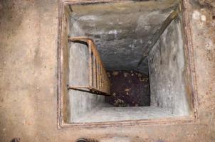 Ligne Maginot - 113 - OLTINGUE - (Casemate d'artillerie) - Local technique : entrée de la gaine technique visitable reliant le puits creusé à une vingtaine de mètres à l'Est de la casemate.