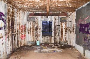 Ligne Maginot - 113 - OLTINGUE - (Casemate d'artillerie) - Chambre de tir de droite. Vue coté embrasure. Au plafond, se trouve le rail Tourtelier utilisé pour la mise en place de la pièce sur son support