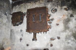 Ligne Maginot - 113 - OLTINGUE - (Casemate d'artillerie) - Boitier translateur à gauche et répartiteur à droite. Il manque le boitier de protection des lignes de campagne qui était en place à droite du répartiteur et la sonnerie au dessus du carter du central