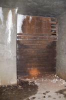 Ligne Maginot - 113 - OLTINGUE - (Casemate d'artillerie) - Entrée matériel de gauche avec ses rails de protection devant les portes, et l'aération en partie haute.
Particularité de cette casemate, les entrées sont dans un hall couvert par la dalle de la casemate.