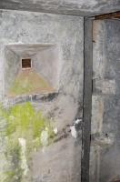 Ligne Maginot - C10 - (Blockhaus pour arme infanterie) - L'entrée avec le créneau de tir et les réservations pour la porte