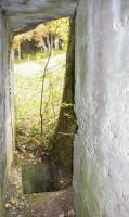 Ligne Maginot - GRAND KOHLBERG NORD - (Blockhaus pour arme infanterie) - L'entrée avec une fosse carrée où débouche une conduite de 10 cm environs.