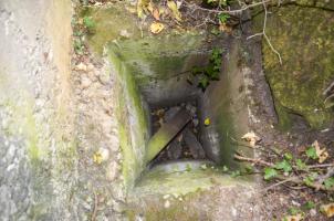 Ligne Maginot - GRAND KOHLBERG NORD - (Blockhaus pour arme infanterie) - Gros plan sur la fosse où on distingue la conduite.