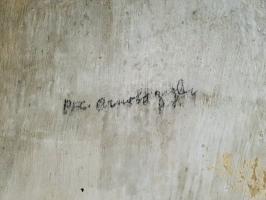 Ligne Maginot - HAUT POIRIER - (Ouvrage d'infanterie) - Inscription d'un soldat américain de 1945
Son grade est celui de soldat de première classe du PFC. Je crains que le nom soit difficile à lire...

On peut le voir dans le couloir du Bloc 3
avec le slogan 4by4

à voir dans le couloir du Bloc 3