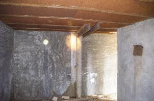 Ligne Maginot - NEUNEICH (SOUS-QUARTIER CENTRE) - (PC de Sous-Quartier) - Deux rails et le volet du créneau de tir.