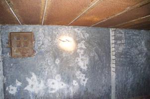 Ligne Maginot - NEUNEICH (SOUS-QUARTIER CENTRE) - (PC de Sous-Quartier) - Restant de répartiteur téléphonique, avec la ligne de câbles visiblement coupée