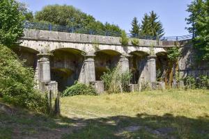 Ligne Maginot - PONT CANAL DE LA LARGUE - (Barrage de Route) - Pont canal, devant les piles les supports du barrage AC