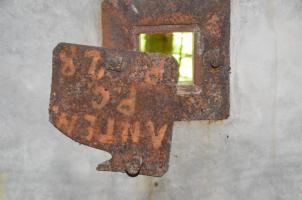 Ligne Maginot - STEINER (SOUS-QUARTIER EST) - (PC de Sous-Quartier) - Créneau avec inscription 'ANTEN - PC - P 28'