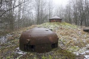 Ligne Maginot - SCHIESSECK - (Ouvrage d'artillerie) - Le bloc 6
Tourelle de mitrailleuse et cloche GFM au premier plan