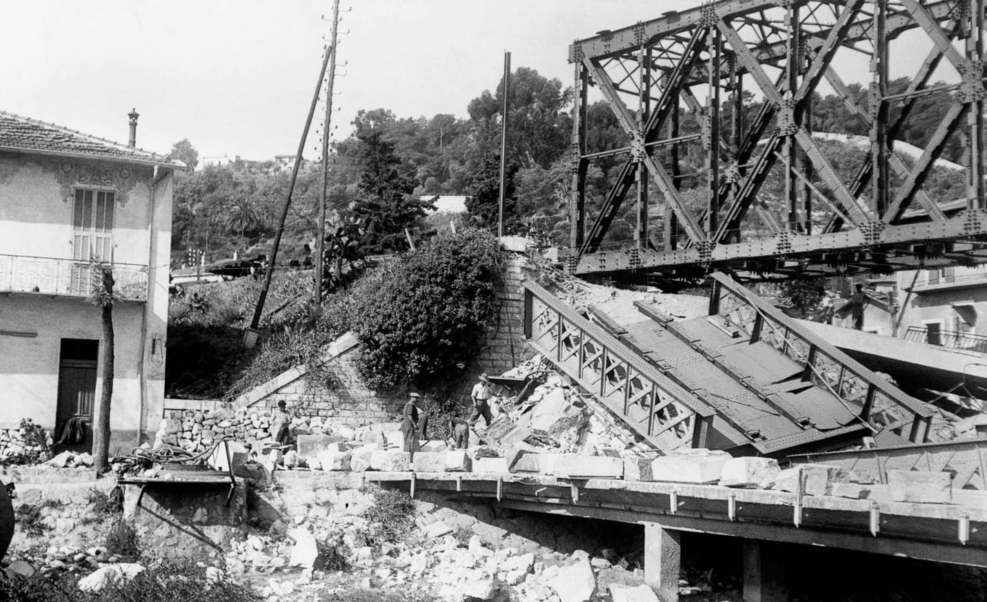 Ligne Maginot - PONT du BORRIGO - Les travaux de dégagement et de remise en état des ponts VF du Borrigo sous l'occupation italienne. Le premier pont a déjà été reconstruit.