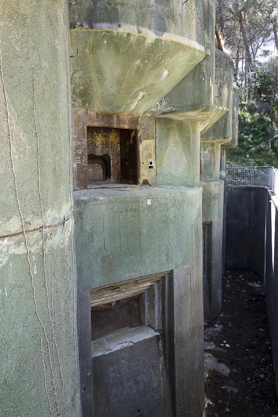 Ligne Maginot - ROQUEBRUNE - CORNILLAT - (Ouvrage d'artillerie) - Bloc 3
Vue en enfilade du fossé diamant. Au niveau supérieur les créneaux de 75. En contrebas les créneaux de 81.