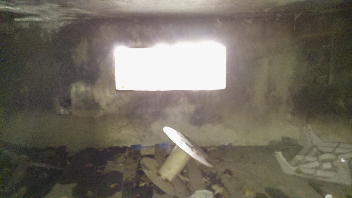 Ligne Maginot - E686 - HESINGUE NORD 3 - (Blockhaus pour canon) - Salle principale (malheureusement encombrée de pneus) - Mathieu Régli