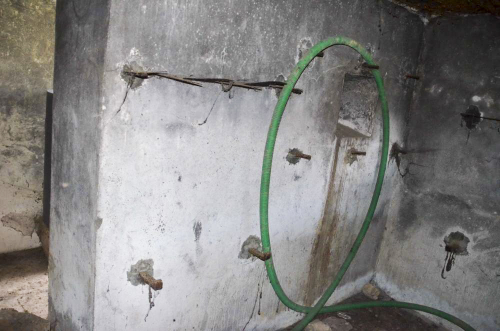 Ligne Maginot - LINSDORF SUD - (Blockhaus pour canon) - Mur de séparation du couloir et des chambres de tir, avec créneau pour la protection rapprochée. A gauche on distingue l'emplacement de l'armement individuel. Le blockhaus avait deux râteliers, pour 4 armes chacun, dans la chambre de tir mitrailleuse