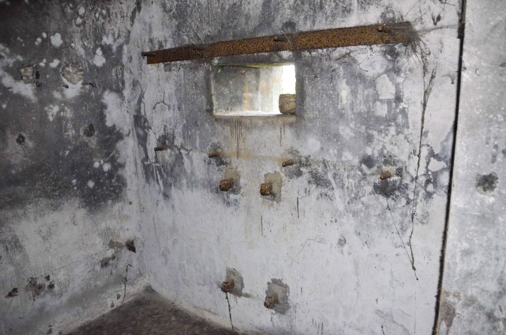 Ligne Maginot - LINSDORF SUD - (Blockhaus pour canon) - Créneau de tir mitrailleuse avec les attaches du support de l’affût de mitrailleuse et de la trémie.