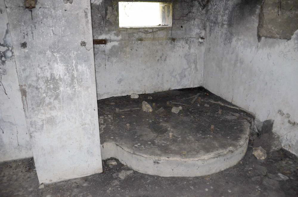 Ligne Maginot - LINSDORF SUD - (Blockhaus pour canon) - Les deux chambres de tir n'en font qu'une.
Elle sont juste séparées par une avancée de 70cm de large et profond de 135cm coté CT canon et 50cm coté CT mitrailleuse.