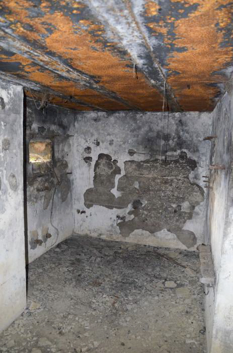 Ligne Maginot - LINSDORF OUEST - (Blockhaus pour canon) - Chambre de tir pour mitrailleuse
Les supports de l'affût sont encore visibles