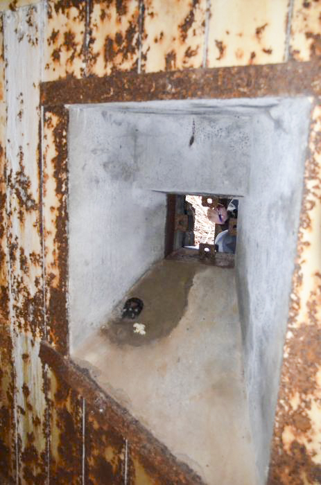 Ligne Maginot - WILLERHOF (BATTERIE DE) - (Position d'artillerie préparée) - Abri
Créneau de tir FM de droite avec entrée de câble - D. Froehly