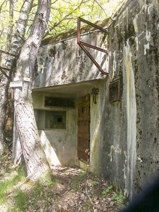 Ligne Maginot - BIESENBERG SOMMITALE - (Casemate d'infanterie - Simple) - L'entrée de la casemate
Noter les grilles de ventilation et le boitier de raccordement pour lignes téléphoniques de campagne