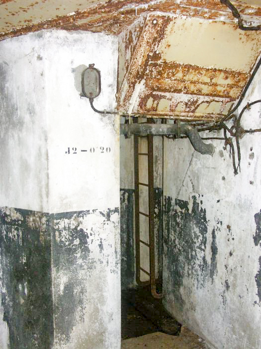 Ligne Maginot - BIESENBERG SOMMITALE - (Casemate d'infanterie - Simple) - Accés à la cloche GFM
L'inscription O20 est l'indicatif pour l'artillerie de la cloche utilisée comme observatoire.
Elle était pour cela équipée d'un périscope type J2