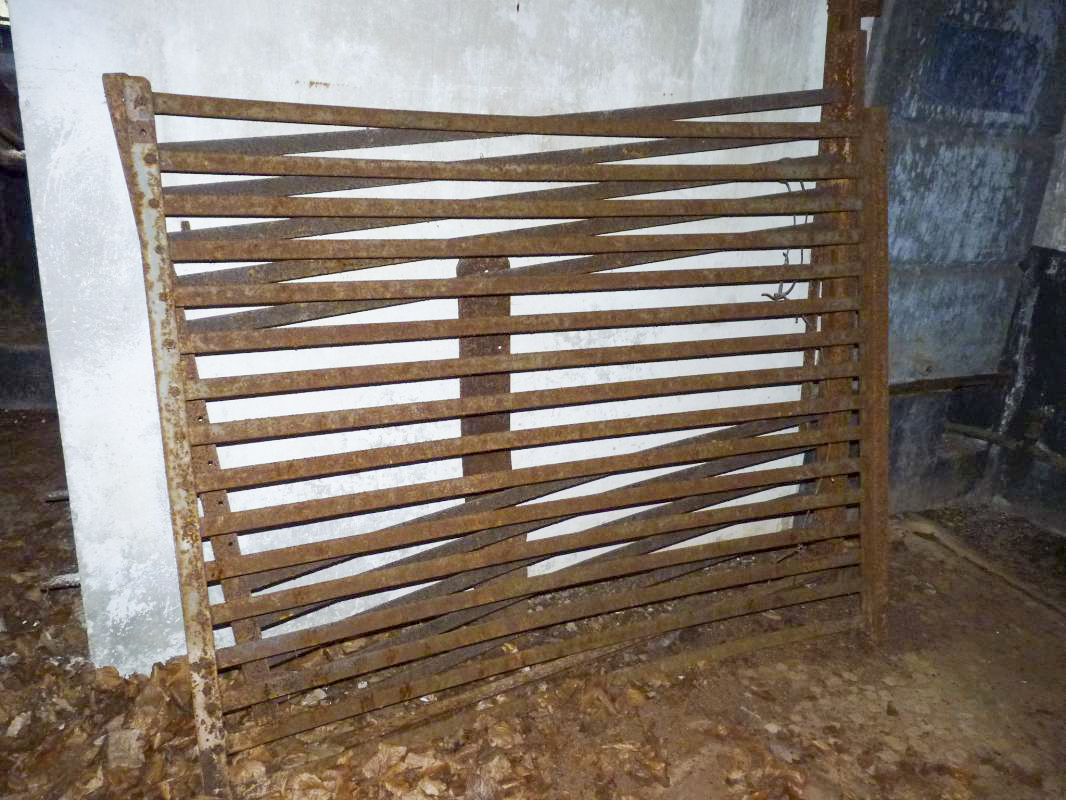 Ligne Maginot - BIESENBERG 6 - (Blockhaus pour arme infanterie) - Les restes des lits pour les troupes - Aditus