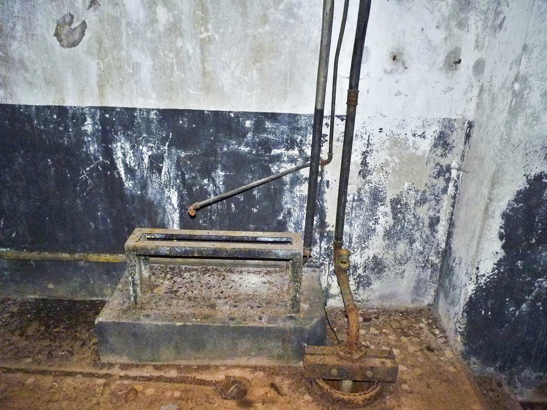 Ligne Maginot - BIESENBERG 6 - (Blockhaus pour arme infanterie) - La station de pompage de l'eau à côté du réservoir d'eau - Aditus