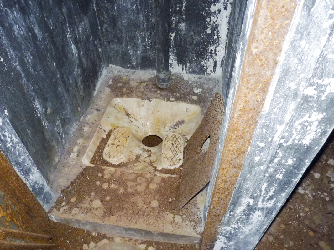 Ligne Maginot - BIESENBERG 6 - (Blockhaus pour arme infanterie) - La toilette - Aditus