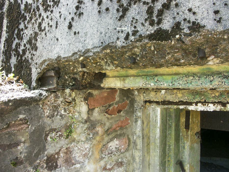 Ligne Maginot - BIESENBERG - (Casemate d'artillerie) - Détail du créneau de gauche
Noter l'utilisation de rails de chemin de fer et la modification du créneau qui a vraisemblablement été rogné en partie supérieure