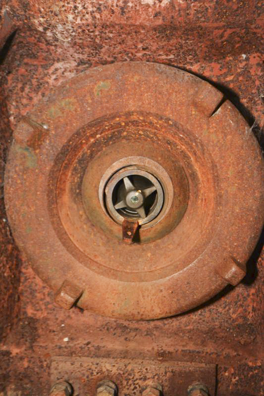 Ligne Maginot - Ouvrage de la FERTE - Bloc 2
Trémie type FMB 40 pour FM 24/29
Le système de créneau à rotule avec un diascope en place