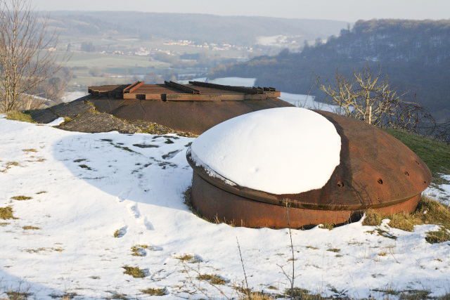 Ligne Maginot - VELOSNES - (Ouvrage d'artillerie) - Bloc 1
La tourelle d'armes mixtes déposée pendant l'occupation. On notera les profilés soudés sur l'ouverture, restée béante de nombreuses années.