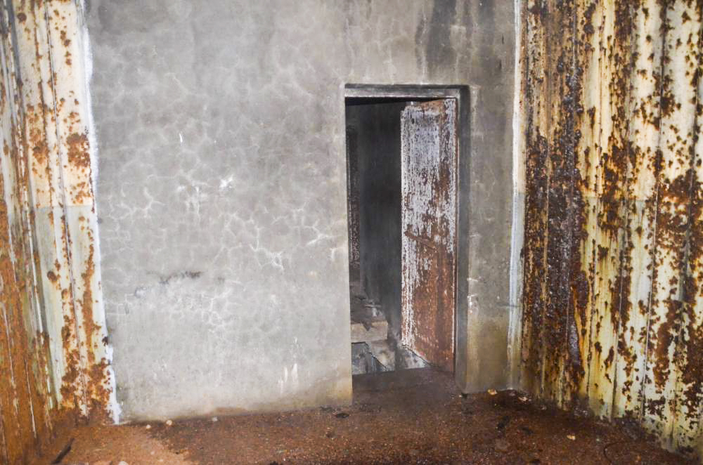 Ligne Maginot - 113 - OLTINGUE - (Casemate d'artillerie) - Porte d'entrée du local technique, prévu pour un groupe électrogène et un puits. - D. Froehly