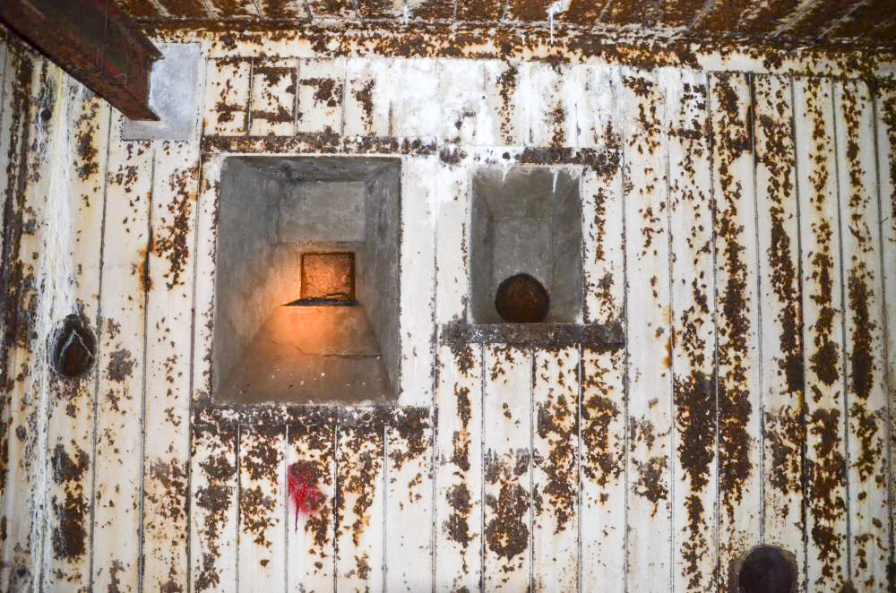 Ligne Maginot - 113 - OLTINGUE - (Casemate d'artillerie) - Chambre de tir gauche. Vue sur le créneau de tir FM et sur la goulotte à grenades protégeant l'accès  aux entrées hommes et munitions - D. Froehly