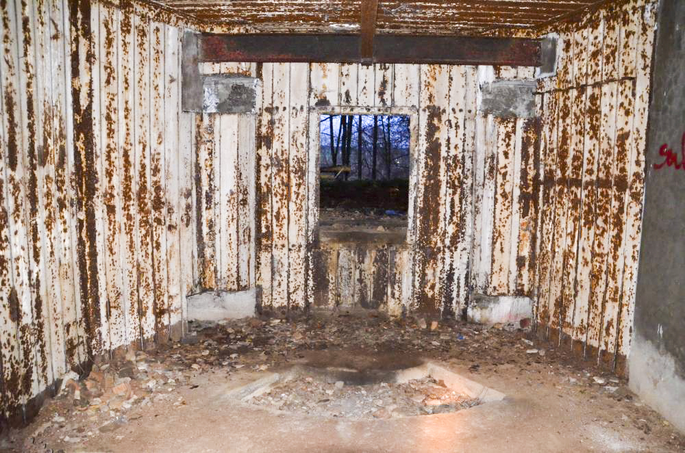 Ligne Maginot - 113 - OLTINGUE - (Casemate d'artillerie) - Chambre de tir de gauche coté embrasure. Le rail Tourtelier n'est plus en place